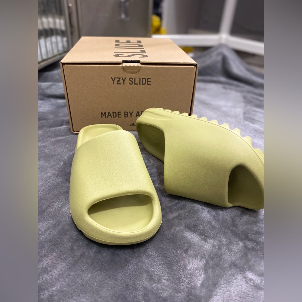 YEEZY SLIDE (COLOR RESIN)